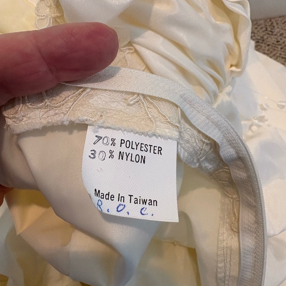 White Satin Look Wedding Dress with Romantic Lace Details. Vintage. Size 8 - Picture 9 of 16